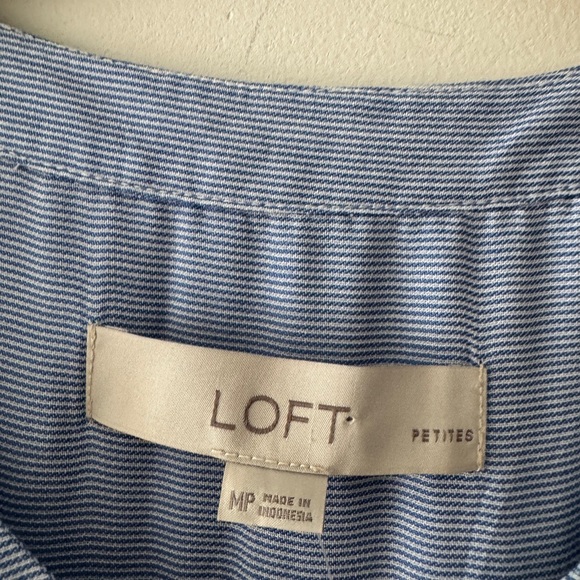 NEW!! Loft Blue and White Sleeveless Button Down Blouse - Picture 3 of 8